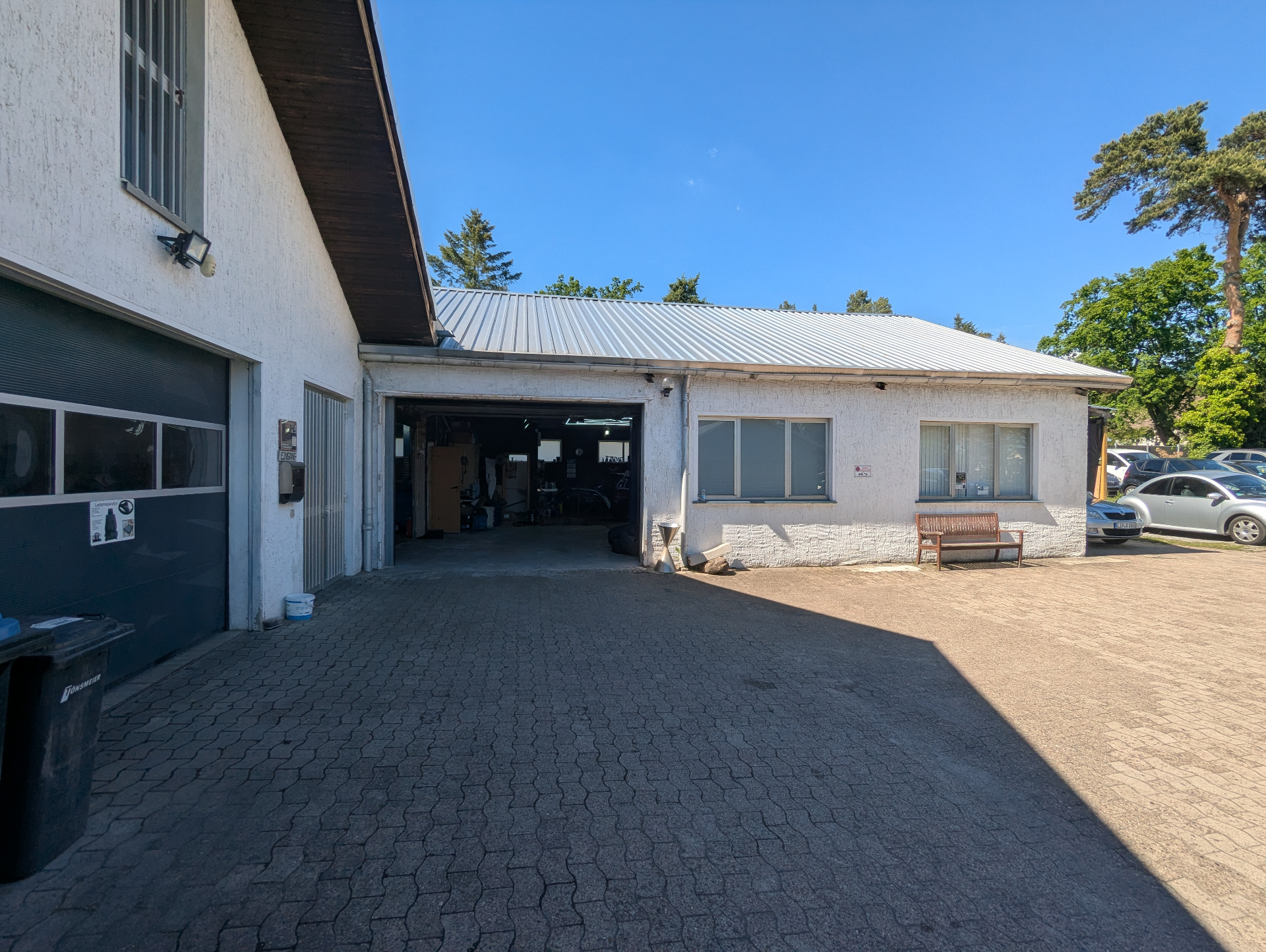 Eingang zur Werkstatthalle — Detailing Center Augustdorf