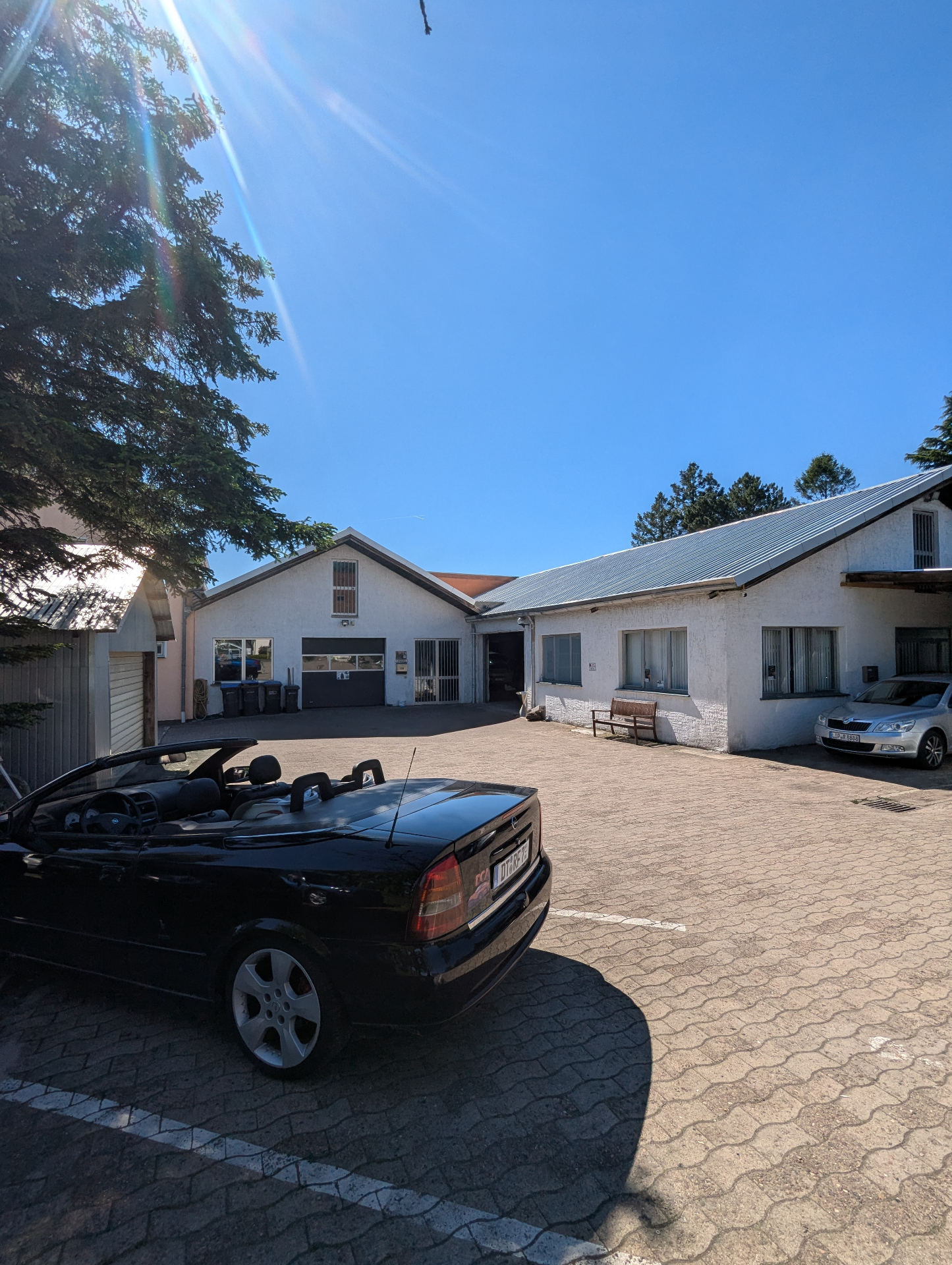 Hof des Detailing Center Augustdorf mit Fahrzeugen vor der Halle